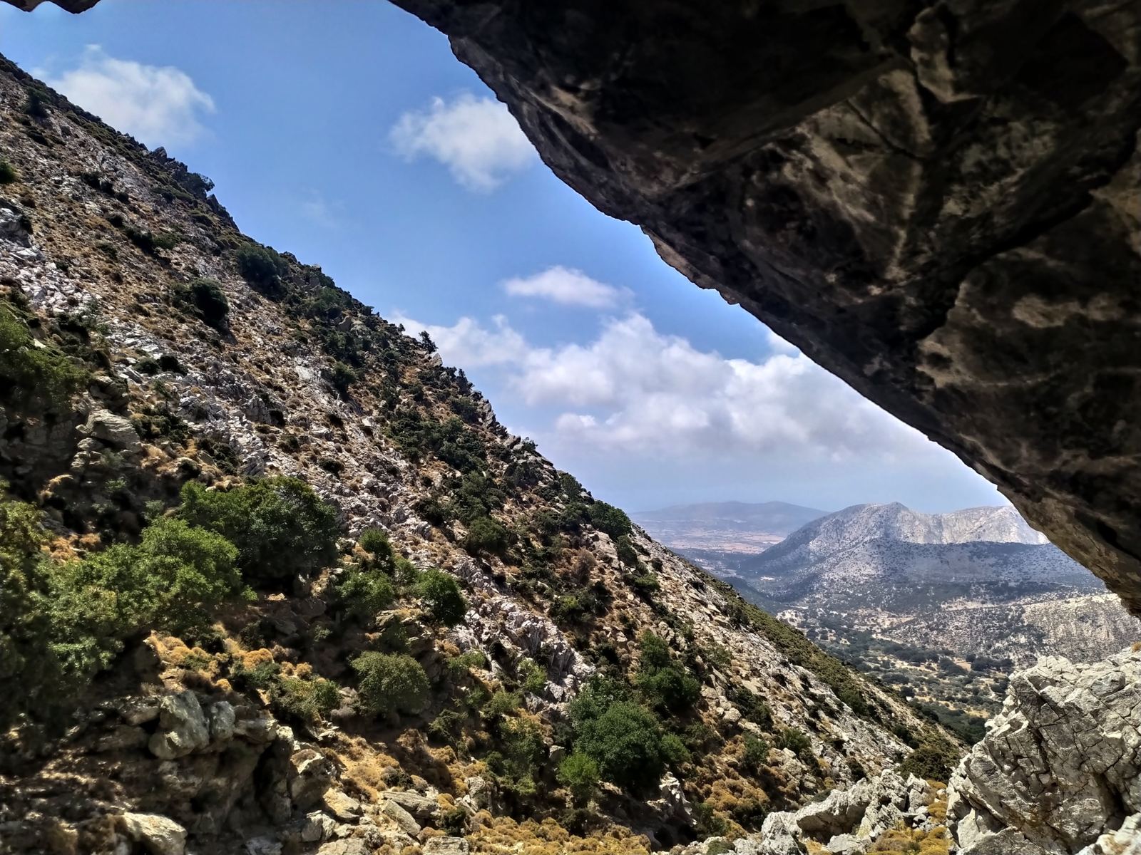 Θέα στα βουνά μέσα από άνοιγμα βράχου