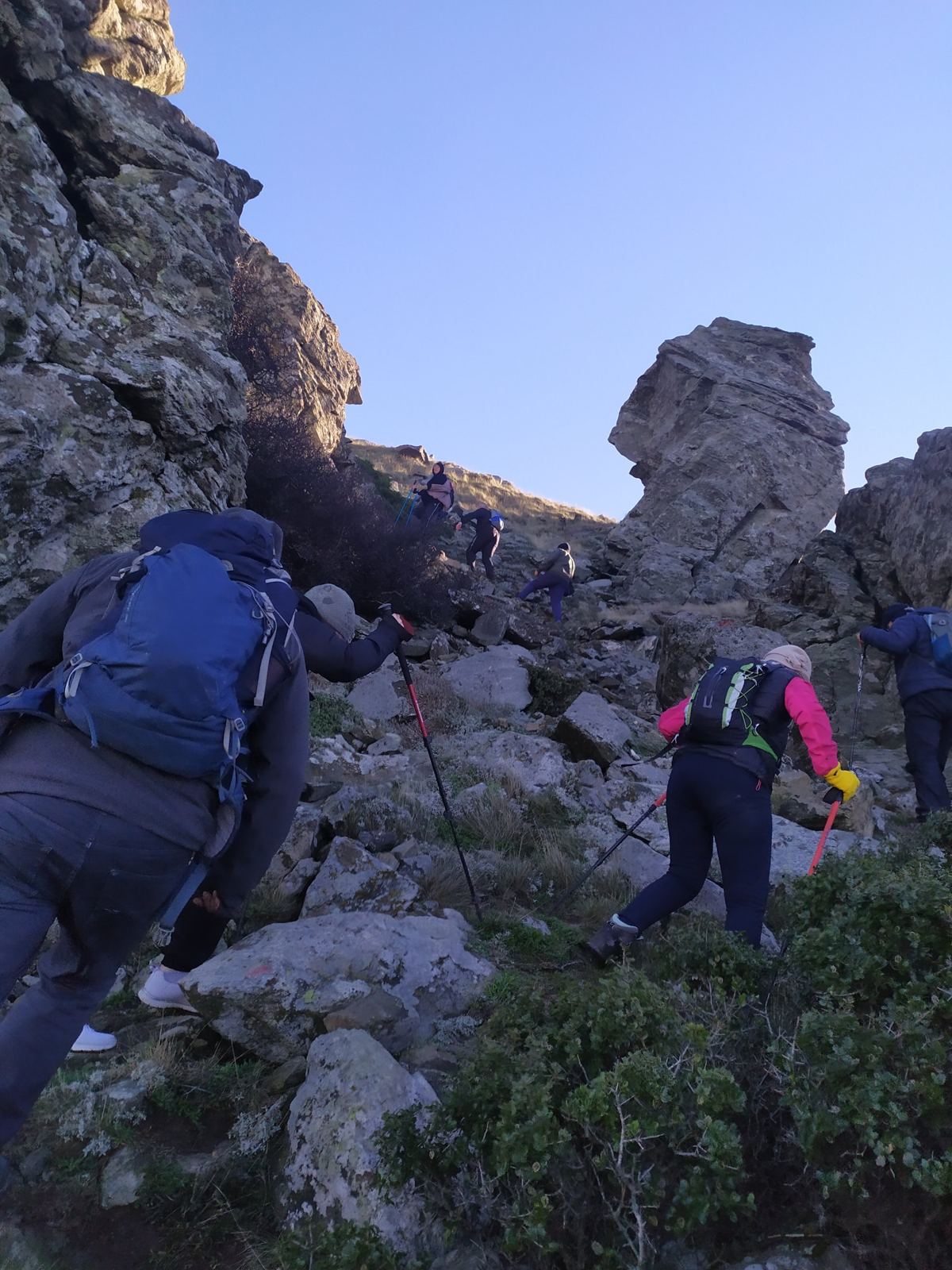 Πεζοπόροι με μπατόν σε απότομη πλαγιά