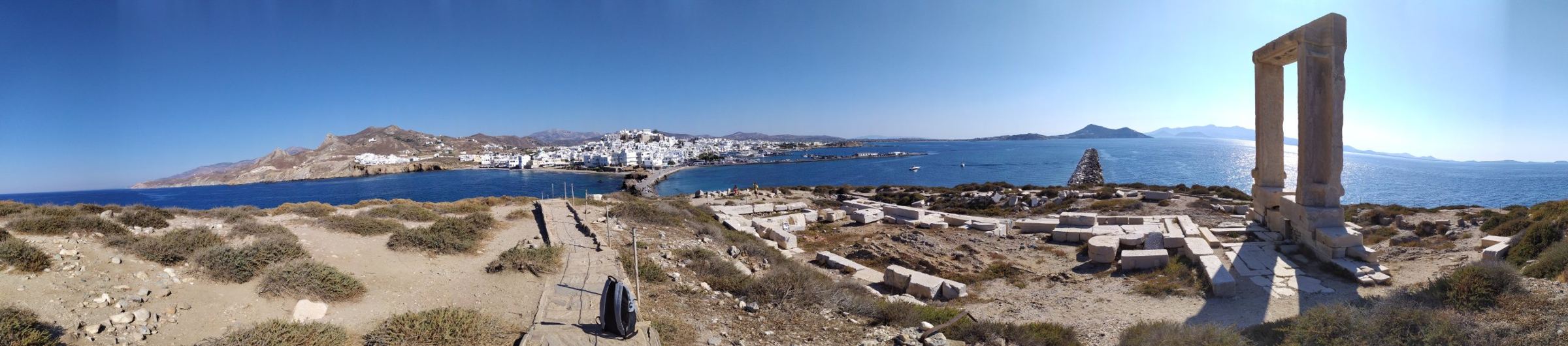 Η Πορτάρα της Νάξου με θέα στη Χώρα και τη θάλασσα